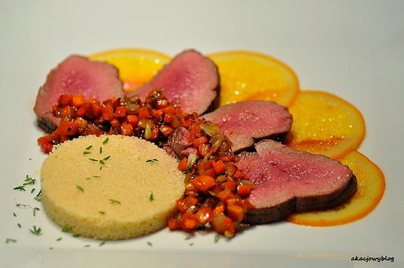 Pieczony udo jelenia z egzotycznymi pomarańczami i warzywami