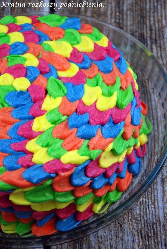 Tęczowy tort