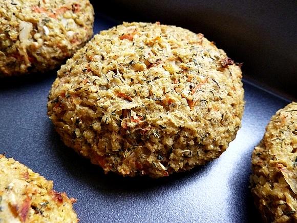 Pieczone kotlety pietruszkowe z orzechami laskowymi