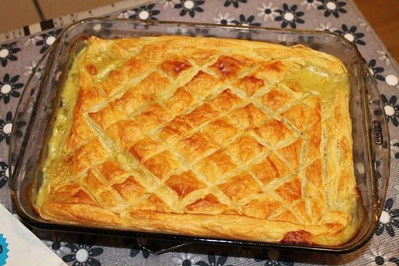 Placek z ciasta francuskiego z groszkiem i ziemniakami