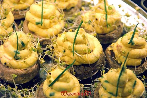 Zapiekane pieczarki z pastą jajeczną, boczkiem i szczypiorkiem