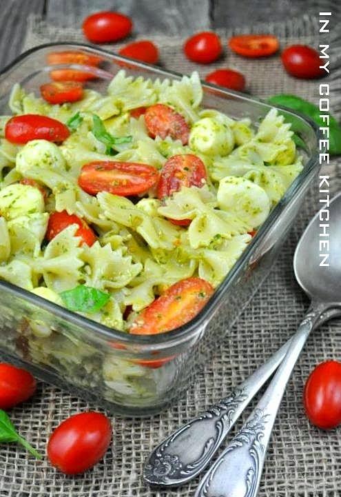 Sałatka z pesto pomidorkami i mozzarellą