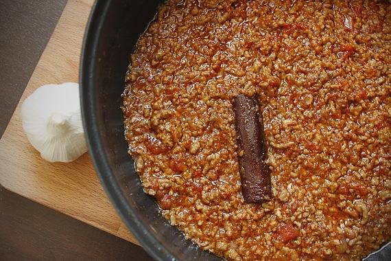 Salca tomatas me kima sos pomidorowy z mięsem mielonym