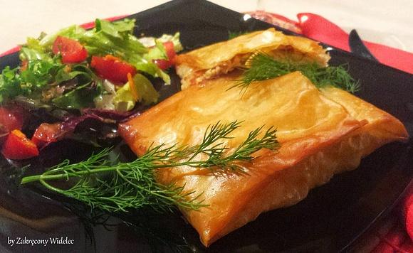 Koperty z ciasta filo z pstrągiem, pomidorowym pesto i migdałami
