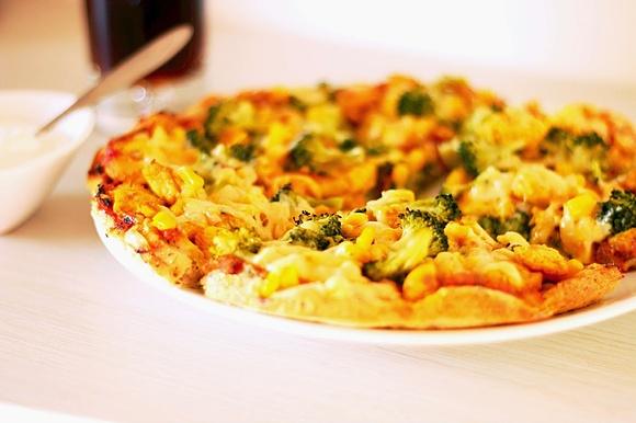 Pizza z brokułami i kurczakiem