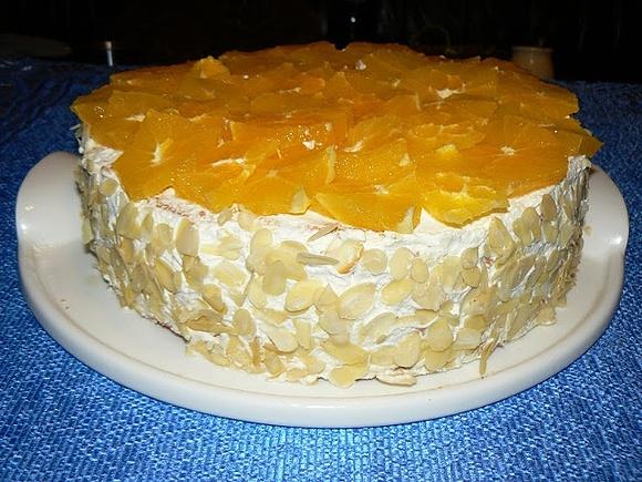 Lekki tort z bitą śmietaną, migdałami i pomarańczą