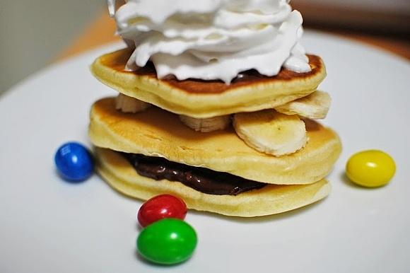 Pancakes z dodatkami i bitą śmietaną