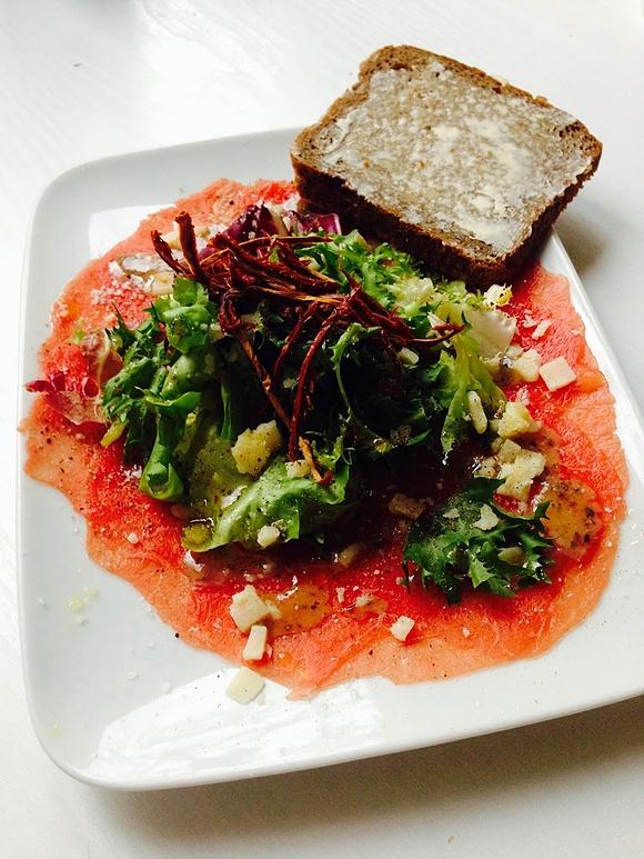 Carpaccio z polędwicy wołowej z parmezanem i suszonymi pomidorami