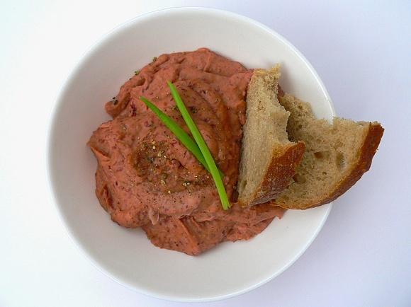 Pasta z czerwonej fasoli z chili wegańska