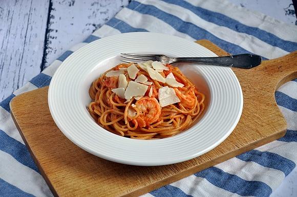 Pełnoziarniste spaghetti z krewetkami i kremowym sosem pomidorowym