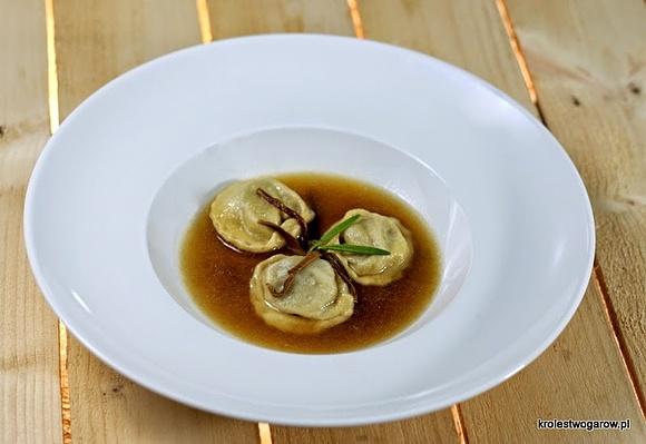 Pierogi z mięsem z perliczki w cieście z żółtkami
