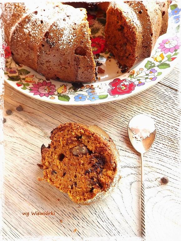 Babka marchewkowa z orzechami i czekoladą
