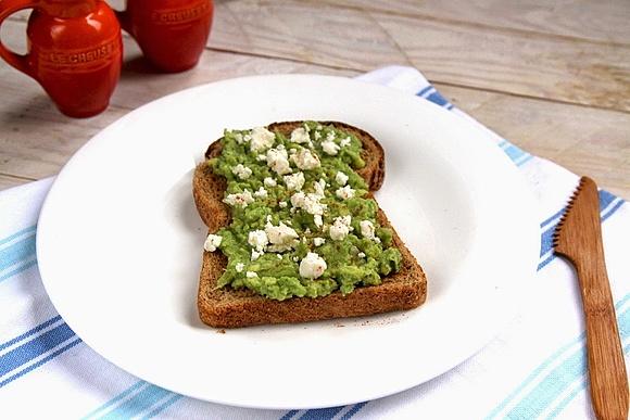 Tost z awokado i fetą