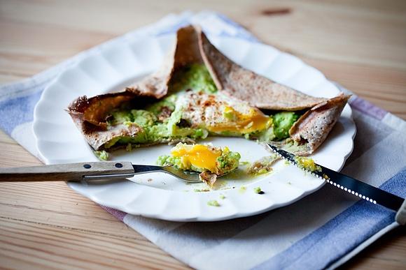 Gryczane naleśniki z avocado i jajkiem