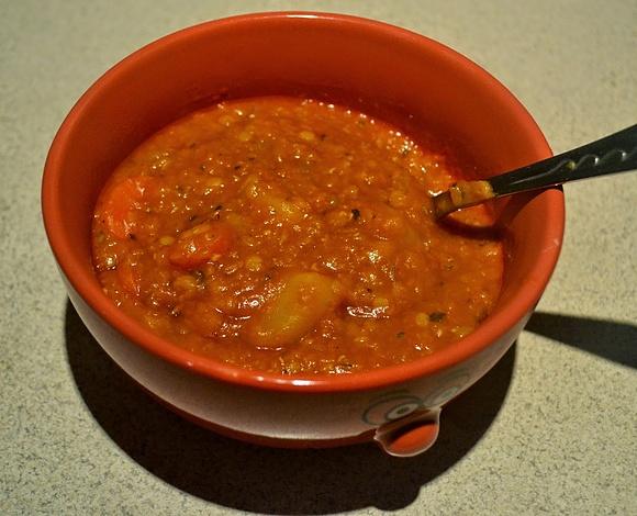 Sycąca soczewicowa zupa dahl