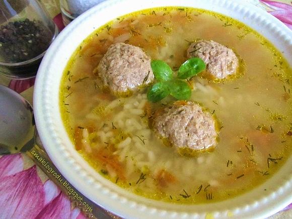 Zupa z soku kiszonych ogórków z klopsikami