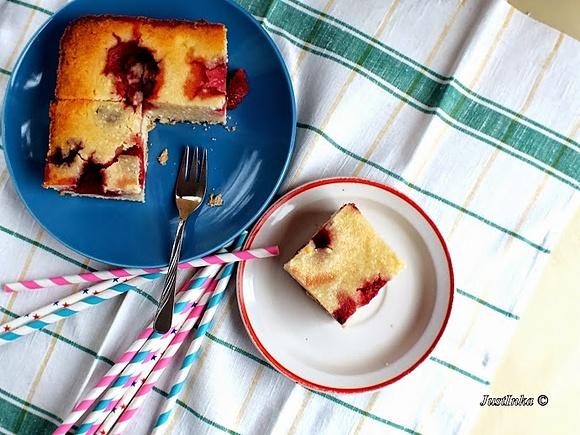Sernikowa pieczona manna z truskawkami