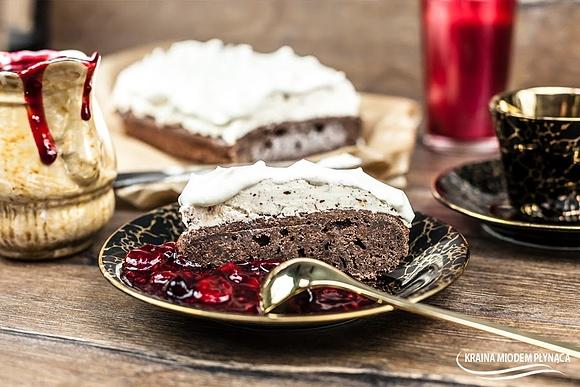 Lodowy tort semifreddo z gorącym sosem owocowym