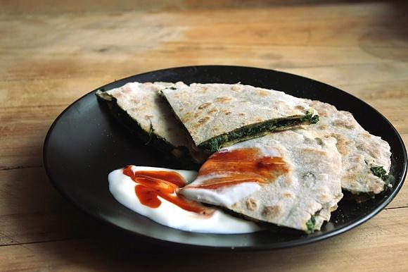 Razowa quesadilla ze szpinakiem