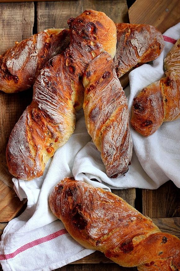 Drożdżowe paluchy z parmezanem