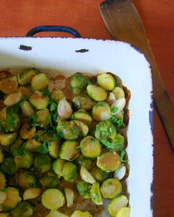Pieczona brukselka w glazurze musztardowo-balsamicznej
