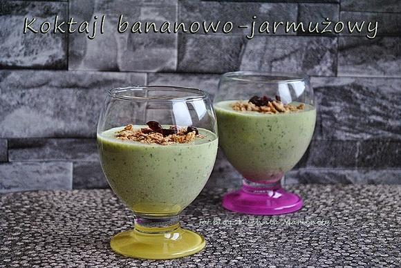Koktajl z jarmużu banana i jogurtu