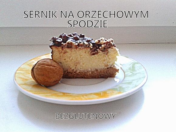 Bezglutenowy sernik na orzechowym spodzie