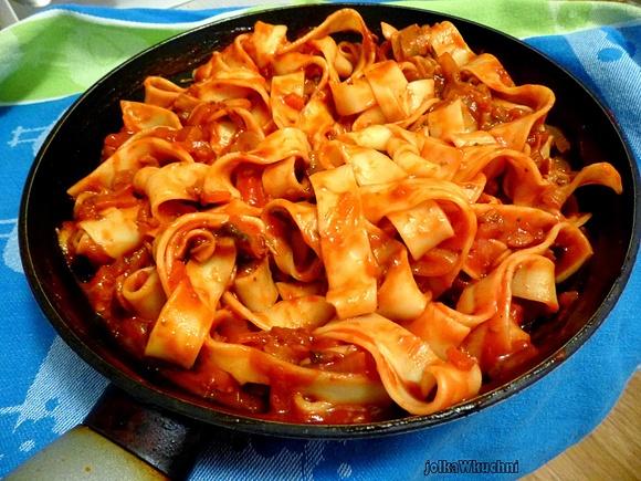 Makaron pappardelle w sosie pomidorowo-grzybowym