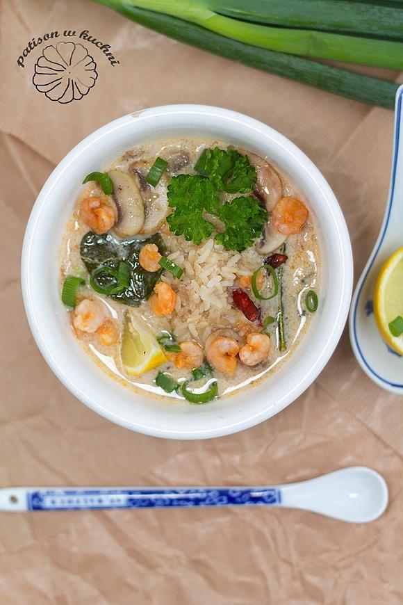 Zupa tom kha thale z krewetkami i mlekiem kokosowym