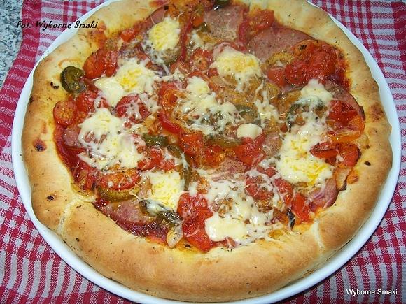 Pizza z serowym brzegiem i szynką