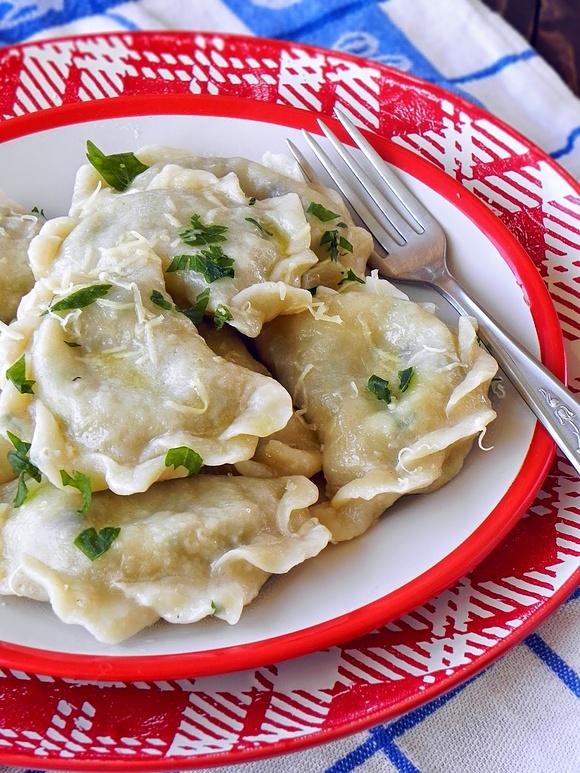 Pierogi z pęczakiem, pieczarkami i serem cheddar