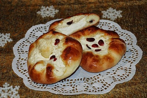 Drożdżówki z serem, żurawiną i jabłkiem