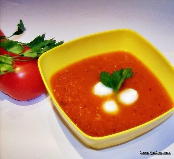 Kremowa zupa pomidorowa z mozzarellą