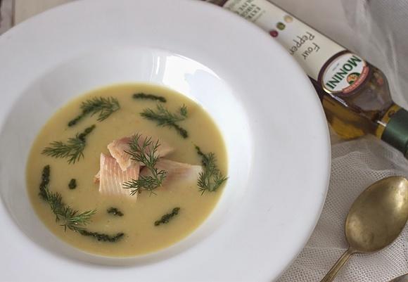 Zupa krem z ziemniaków czosnku wędzonego pstrąga pesto