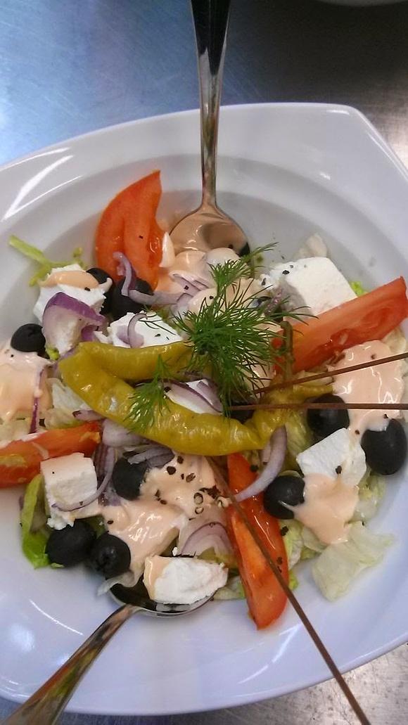 Sałatka grecka z oliwkami, serem feta i sałatą lodową