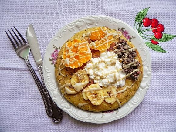 Kokosowy omlet biszkoptowy z mandarynką, bananem i tahini