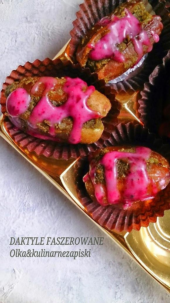 Daktyle faszerowane pastą pistacjową z lukrem hibiskusowym