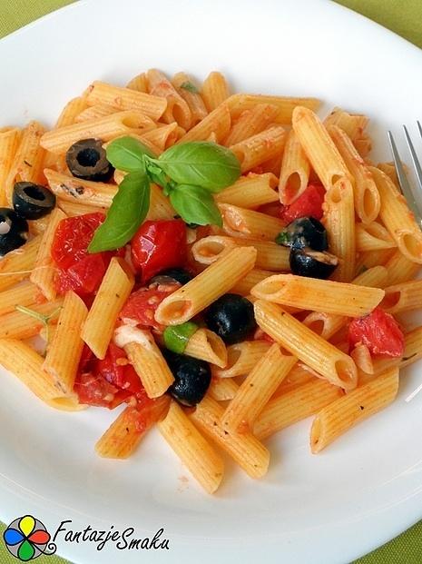 Penne z pomidorami koktajlowymi, czosnkiem, oliwkami, mozzarellą i bazylią