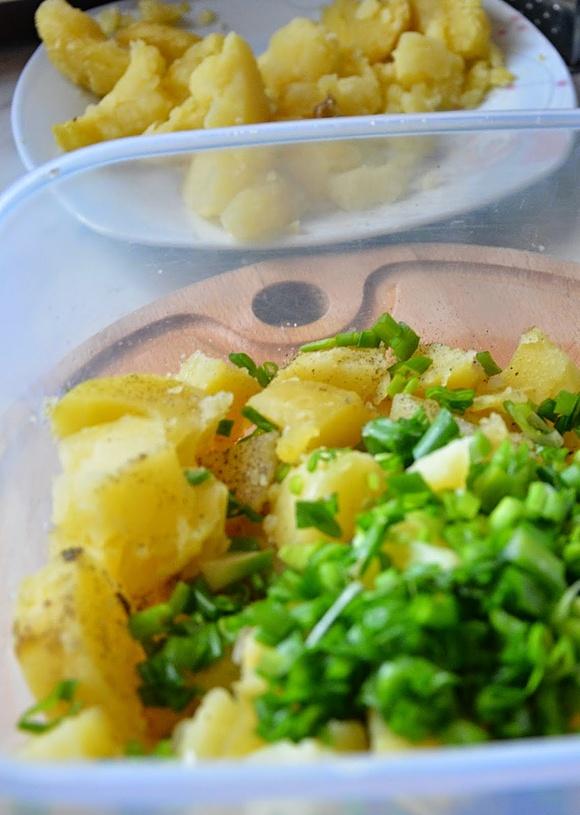 Sałatka ziemniaczana z jogurtem i majonezem