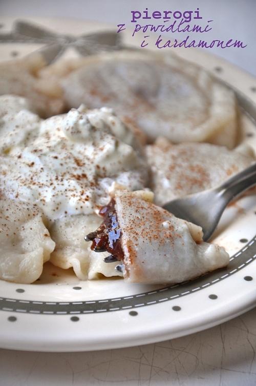 Pierogi z powidłami śliwkowymi i kardamonem