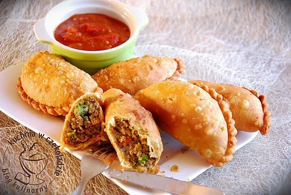 Empanadas meksykańskie pierożki z ostrym sosem pomidorowym