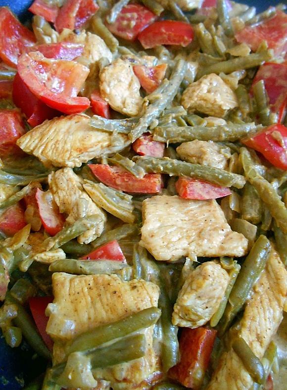 Kurczak curry w mleku kokosowym z papryką i fasolką