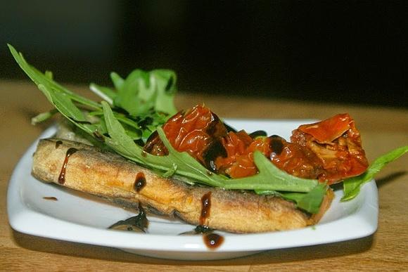 Bruschetta z batatów z rukolą suszonym pomidorem i balsamico