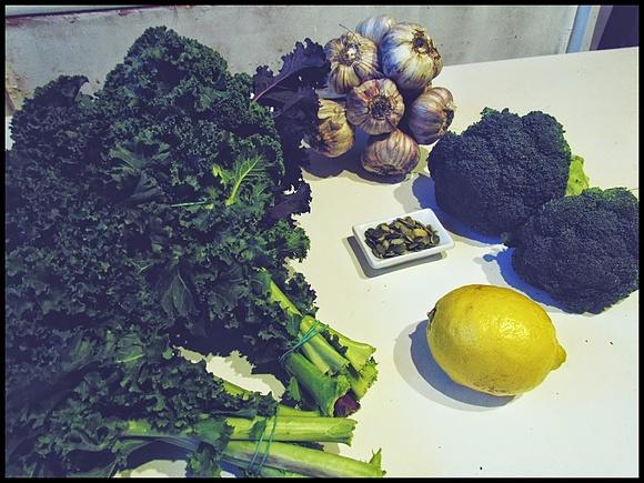 Zielone pesto z jarmużu i brokuła