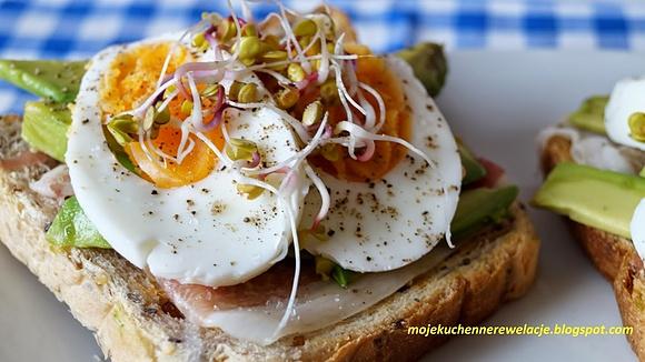 Tosty z szynką prosciutto, awokado i jajkiem
