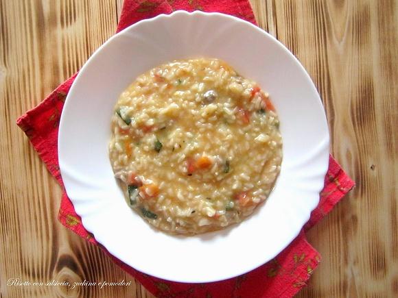 Risotto z kiełbasą, cukinią i pomidorami