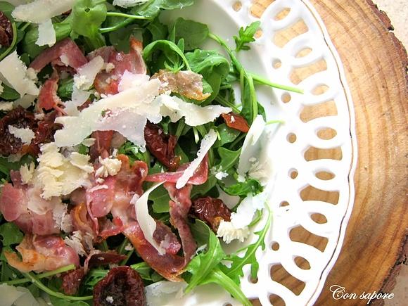 Salatka z suszonymi pomidorami, smażonym boczkiem i parmezanem