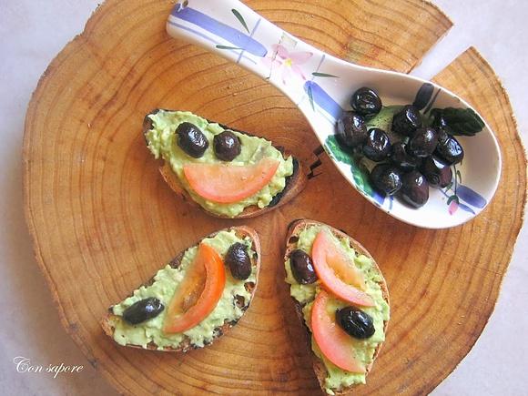 Bruschette z oliwkami, pomidorami i puree z awokado