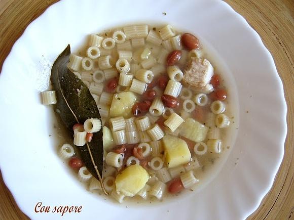 Minestra con ditalini rigati, borlotti i patate - włoska zupa z makaronem i fasolą