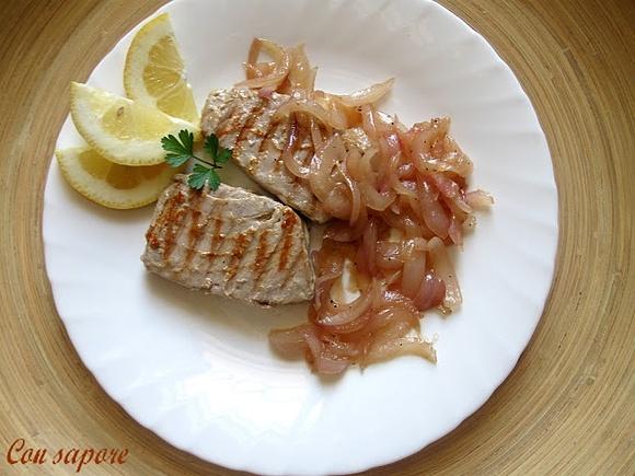 Filetti di tonno grillati z jarzynką cebulową